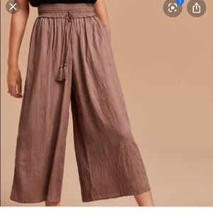 Aritzia pants in nutmeg.